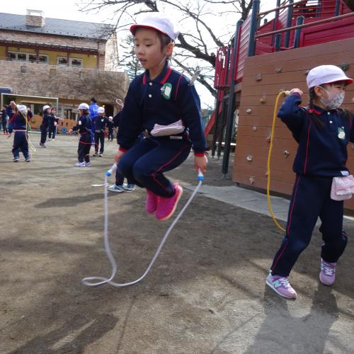 画面からはみ出そうな跳躍