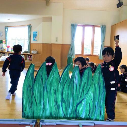 劇で使う草にかくれんぼ