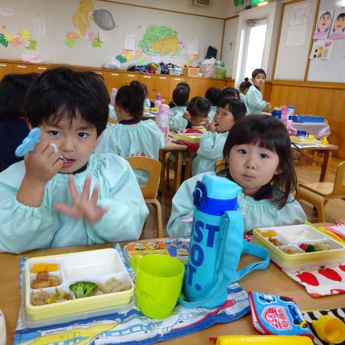 給食もぐもぐ