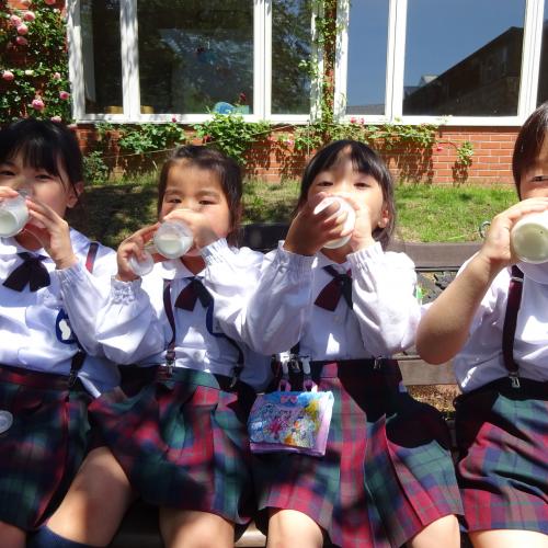 仲良くごくごく