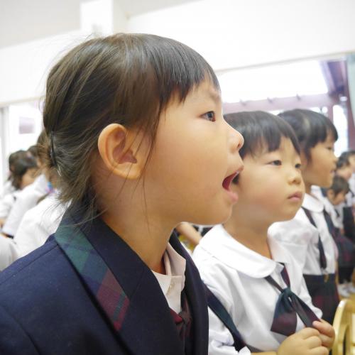歌う横顔