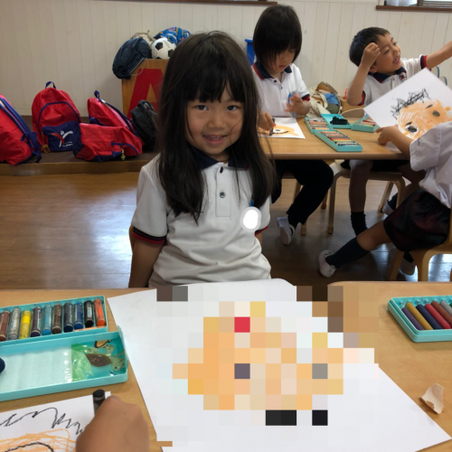 てへ