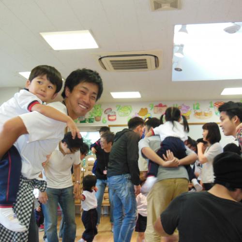 おんぶはパパにお任せ