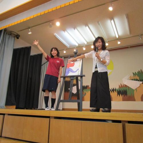 大型絵本で会場を温めます