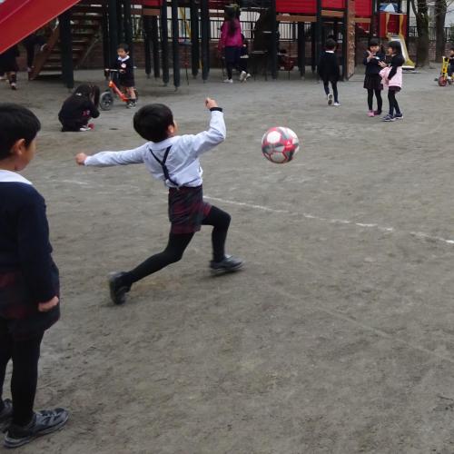 サッカー中に卍ポーズ！？